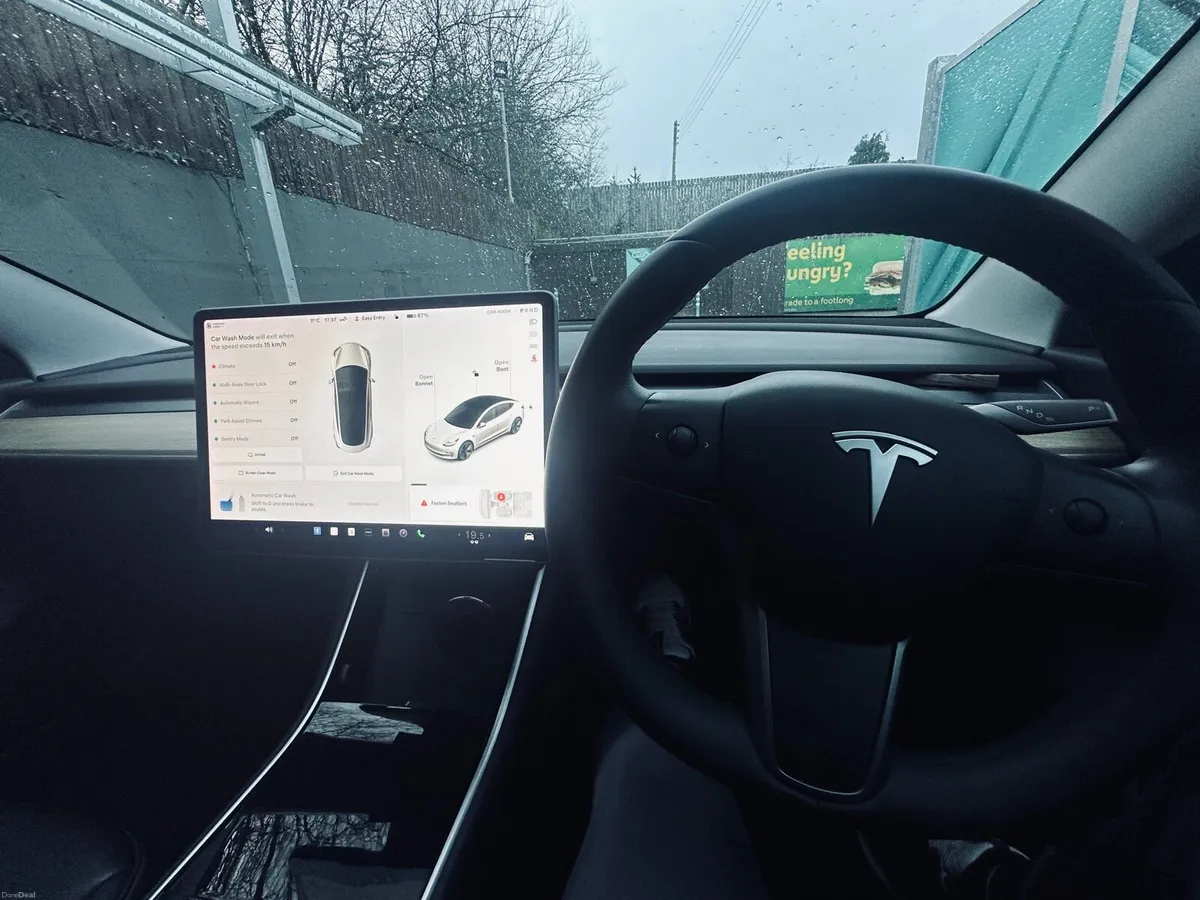 Tesla Model 3 AWD Long range 2020 /74k - Image 2
