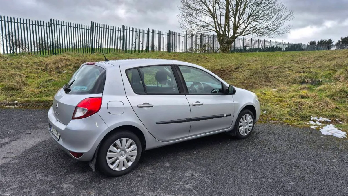 Renault clio 1.2 petrol  2010 - Image 4