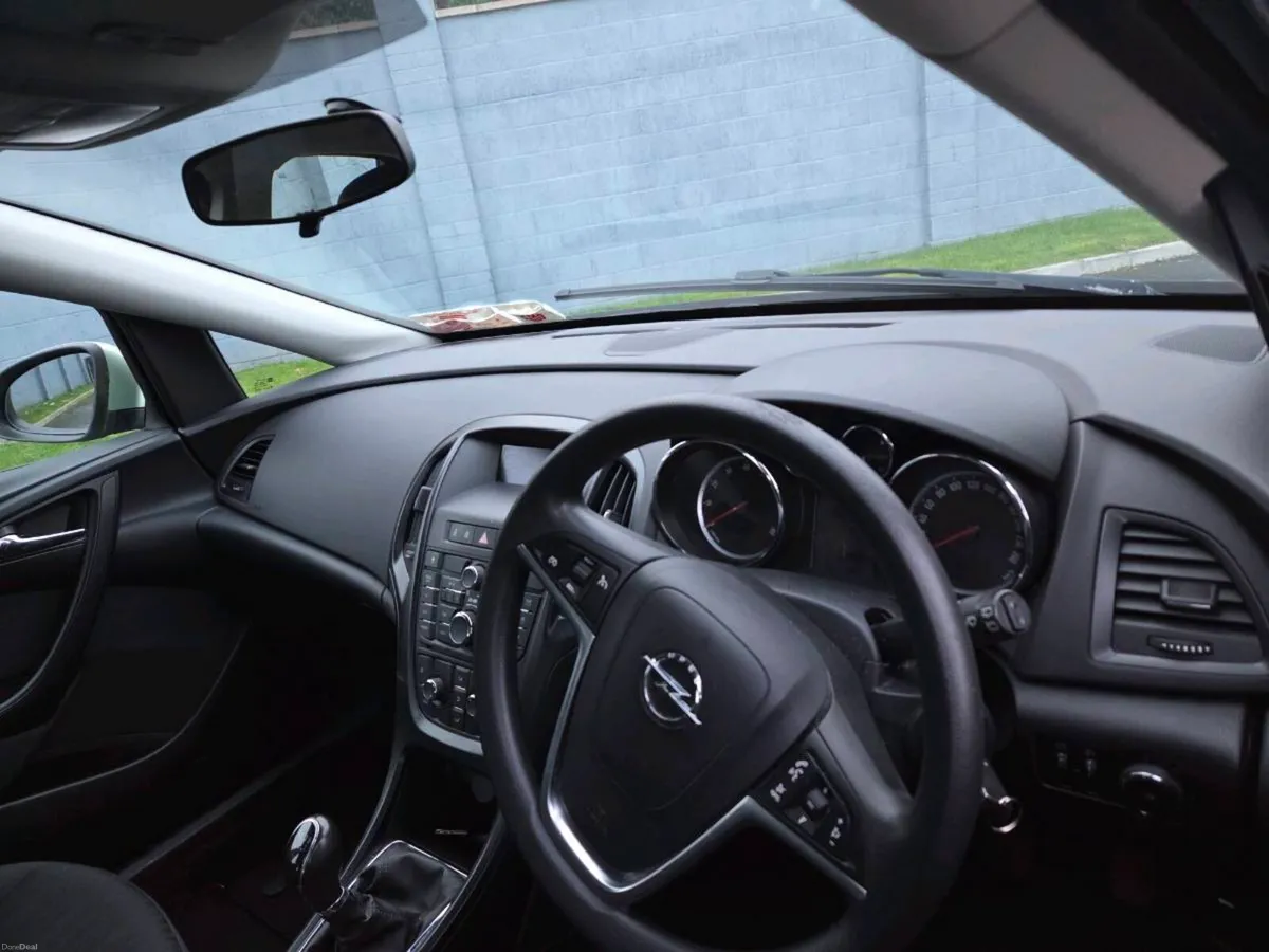 2011 opel astra low miles tax test - Image 4