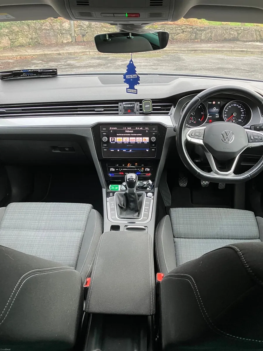 VW Passat 2021 - Image 2