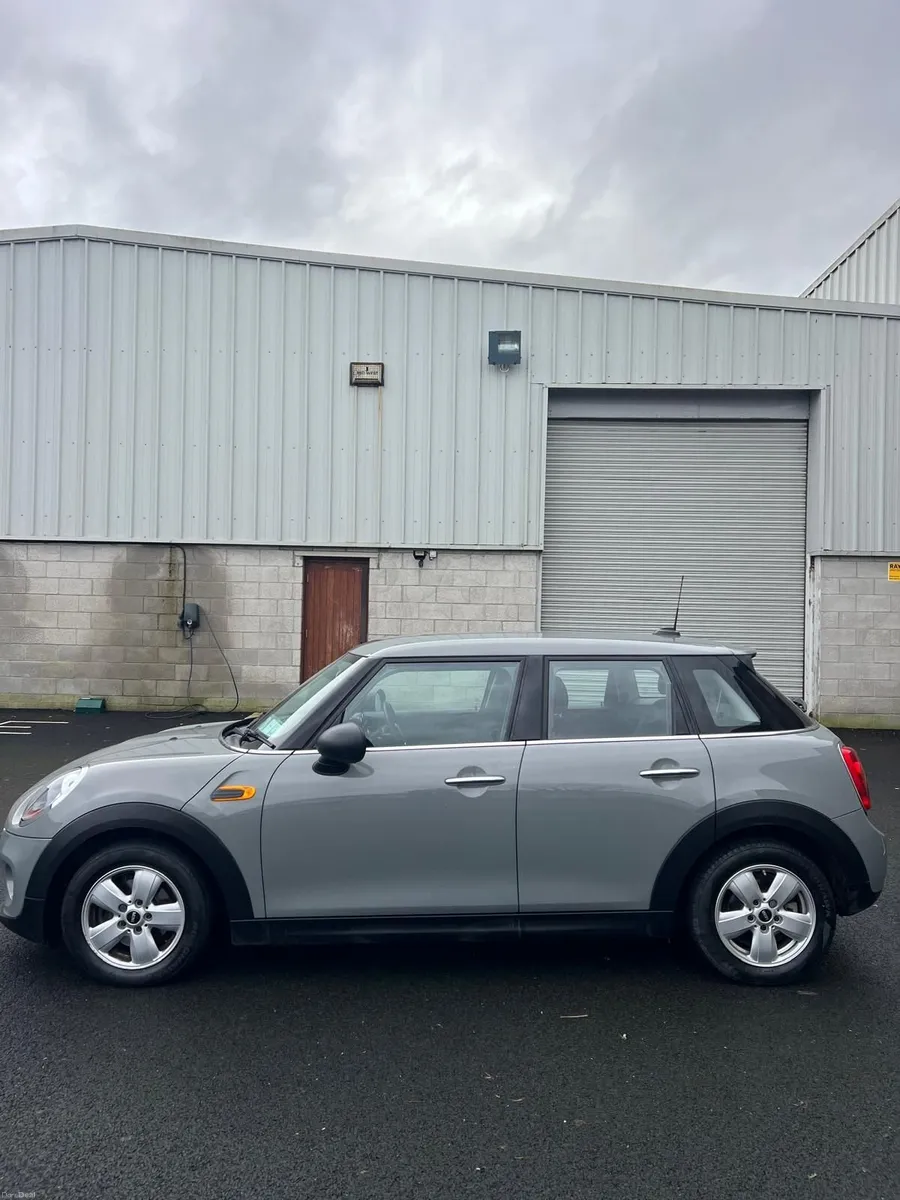 Mini Cooper One 2016 - Image 2