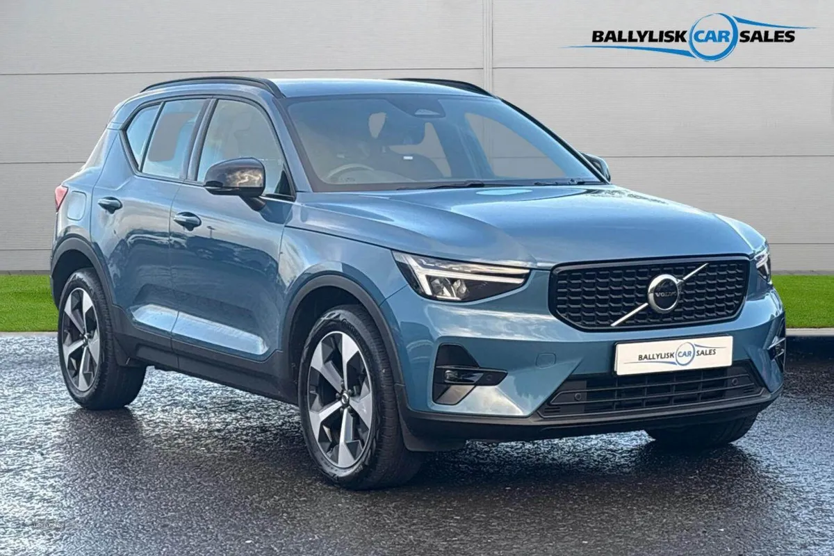 Volvo XC40 2.0 B4 197PS Plus Dark Petrol Hybrid Au - Image 1