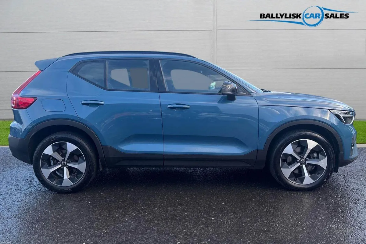 Volvo XC40 2.0 B4 197PS Plus Dark Petrol Hybrid Au - Image 3