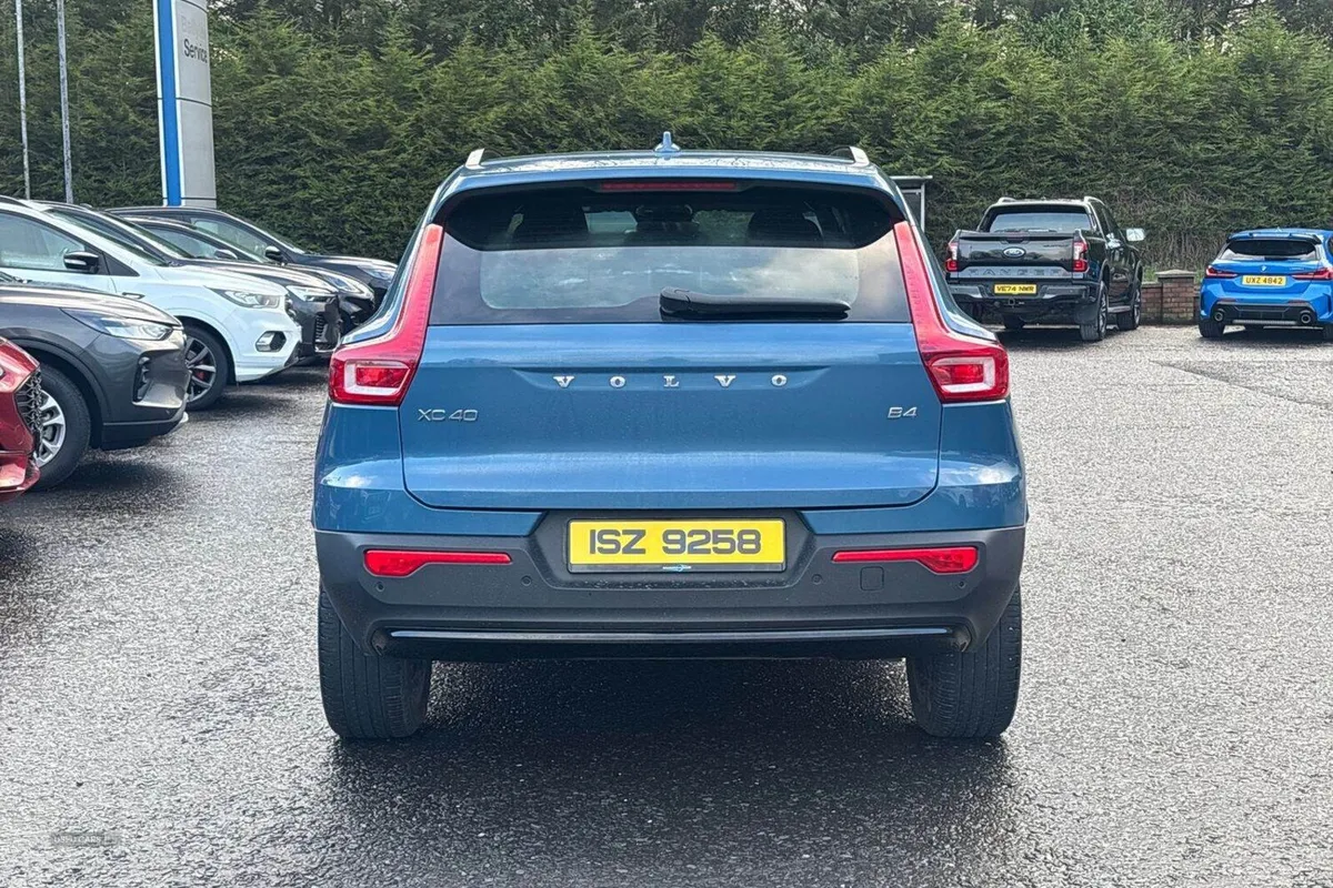 Volvo XC40 2.0 B4 197PS Plus Dark Petrol Hybrid Au - Image 5