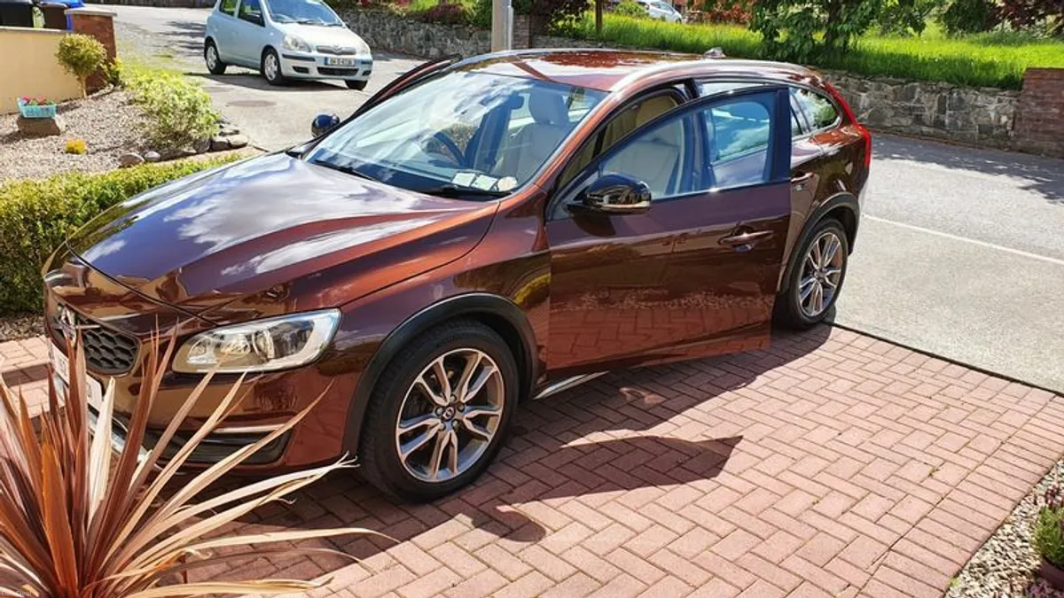 Volvo V60 Cross Country AWD - Image 1