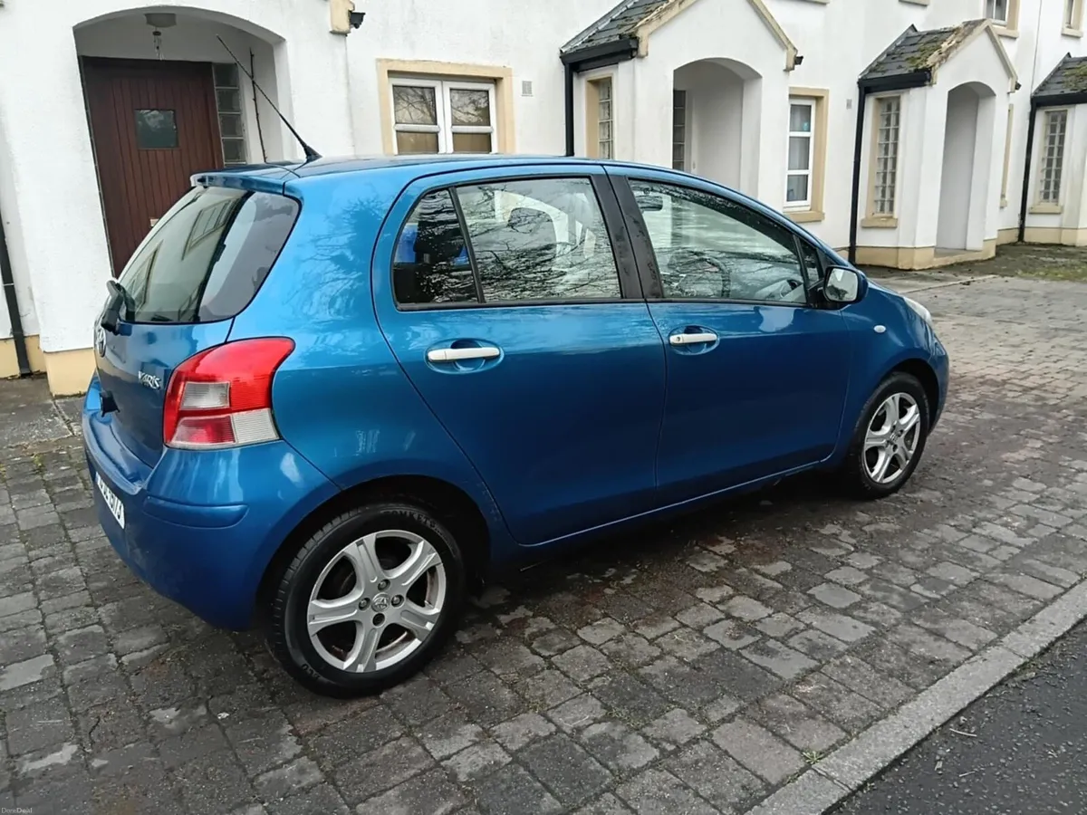 2010 Toyota Yaris - Image 2