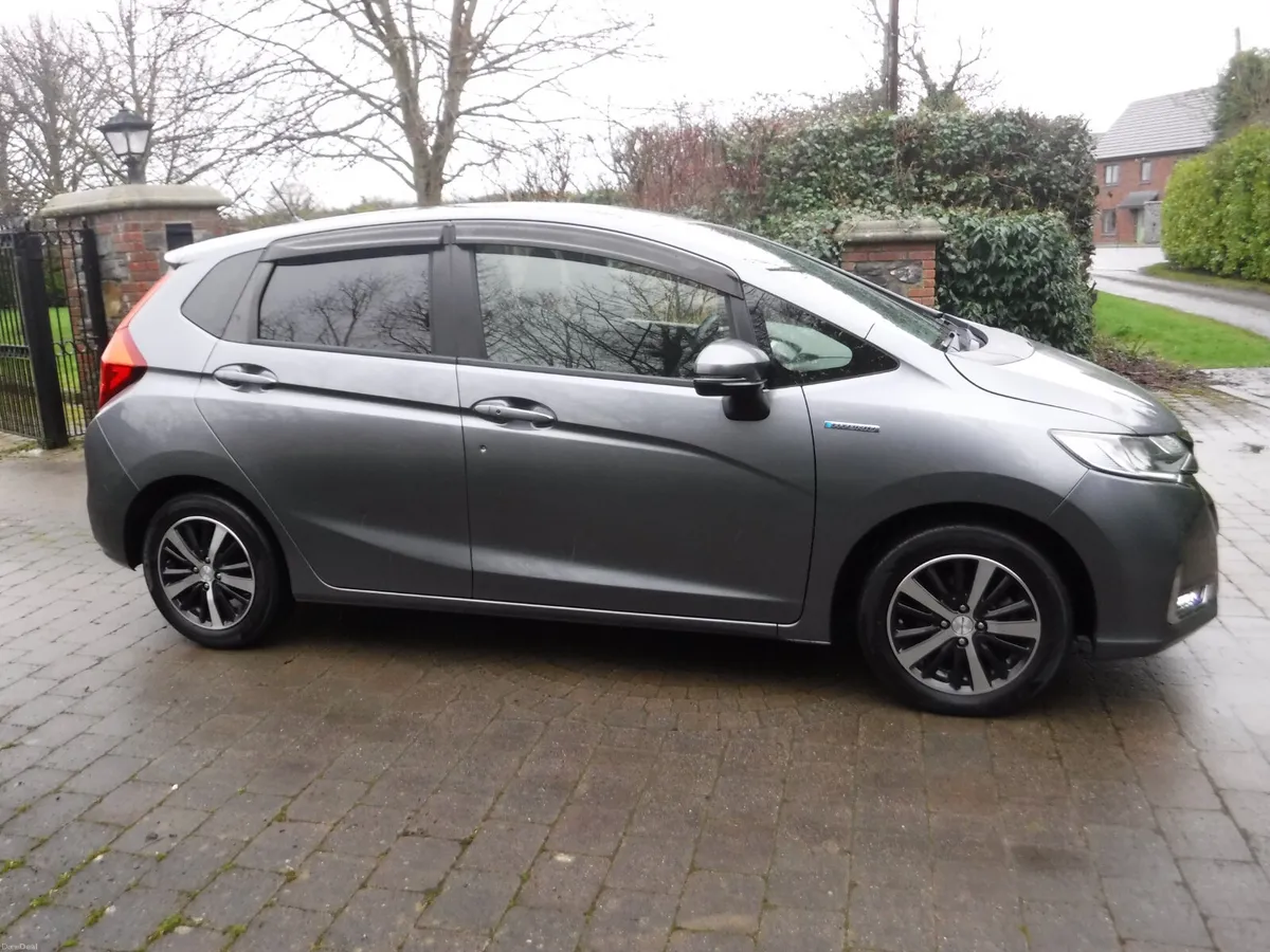HONDA FIT 1.5 AUTO HYBRID MODULO STYLING LOW MILES - Image 2