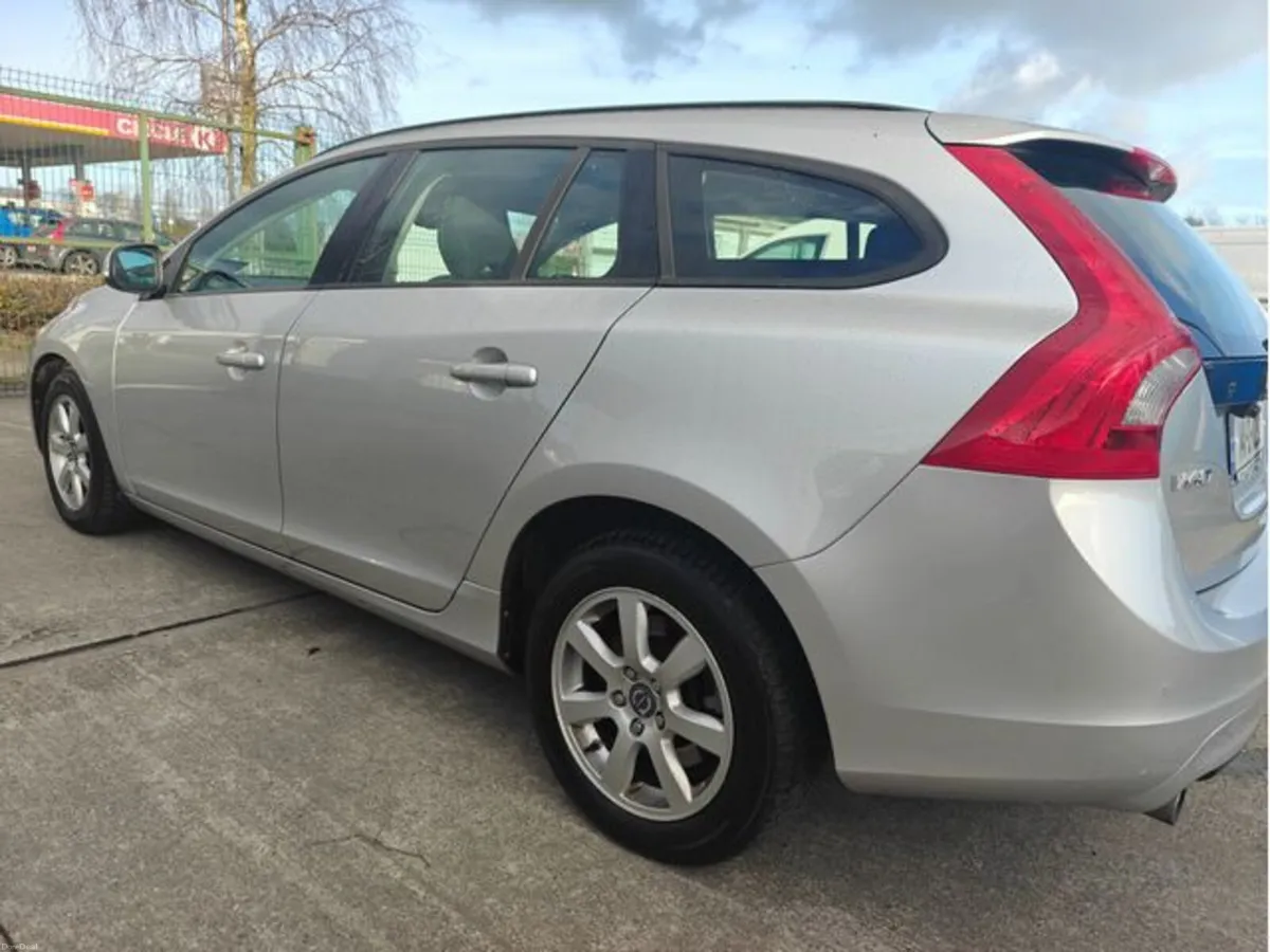 Volvo V60 D2 S 5DR - Image 2