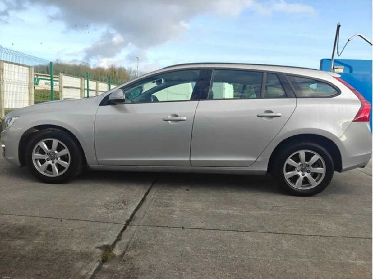 Volvo V60 D2 S 5DR - Image 4