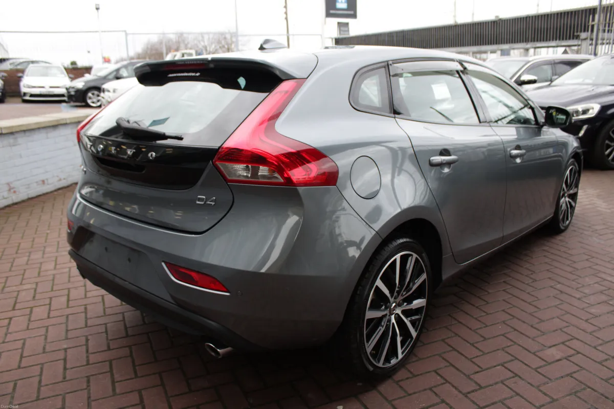 2.0D4 SE DYNAMIC EDITION  5DR HATCHBACK AUTO // AS - Image 4
