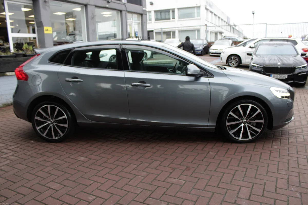 2.0D4 SE DYNAMIC EDITION  5DR HATCHBACK AUTO // AS - Image 3