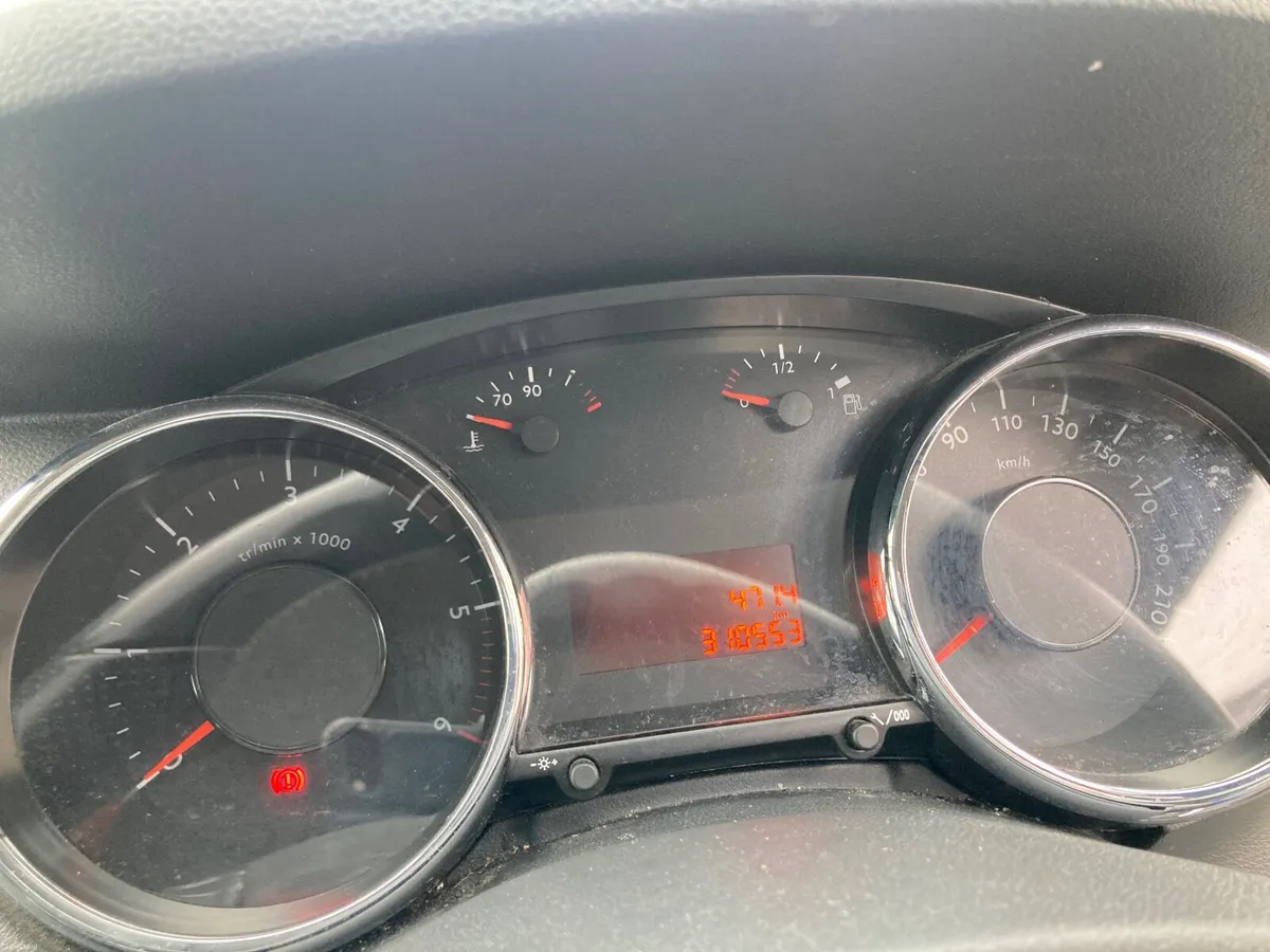 Peugeot 5008 2016 - Image 2