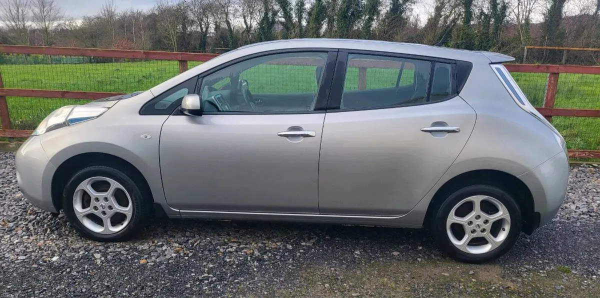 NISSAN LEAF 30KWh  DECEMBER 2015. €3950 - Image 2