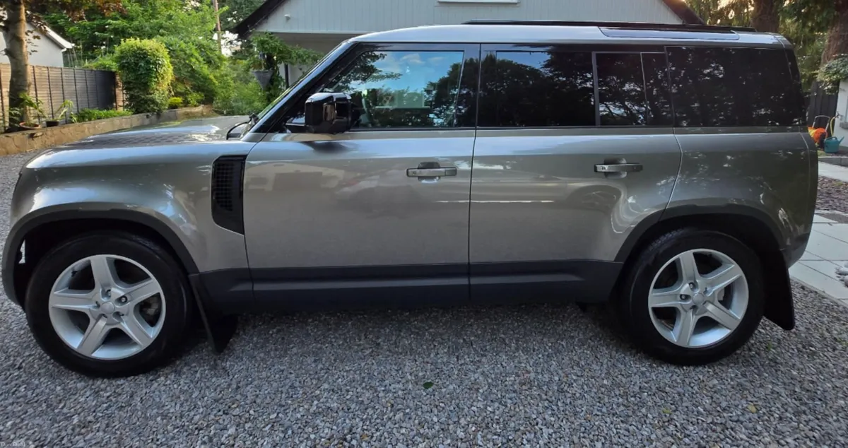 Land Rover Defender 2024 - Image 2