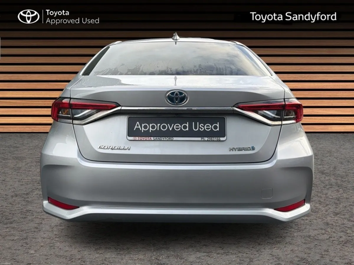 Toyota Corolla LUNA SPORT SALOON // HEATED SEATS / - Image 4