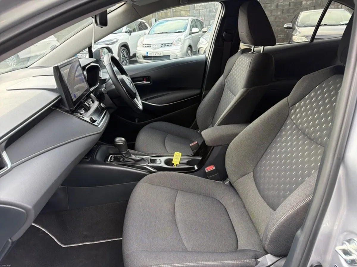 Toyota Corolla LUNA SPORT SALOON // HEATED SEATS / - Image 6