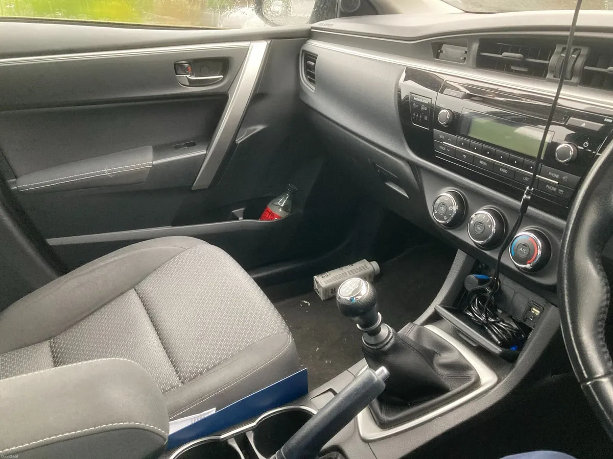 Toyota Corolla 2015 - Image 2