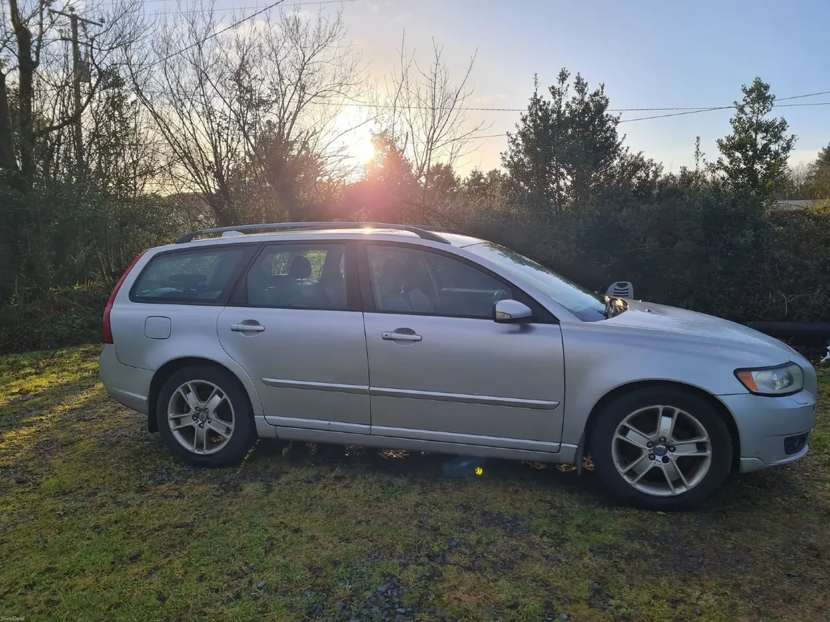 Volvo V50 2008 - Image 2