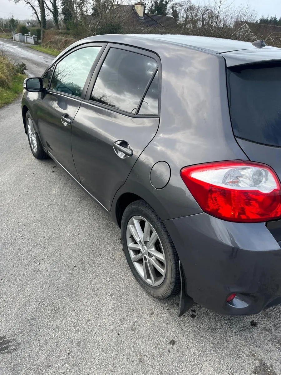Toyota Auris 2011 - Image 2