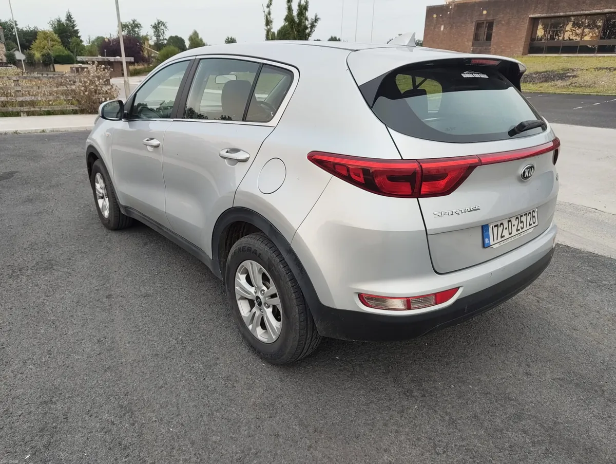 KIA SPORTAGE 1.7 DIESEL  PLATINUM  EDITION - Image 4
