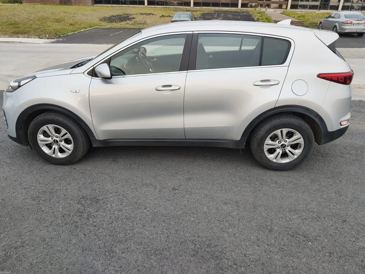 KIA SPORTAGE 1.7 DIESEL  PLATINUM  EDITION - Image 2