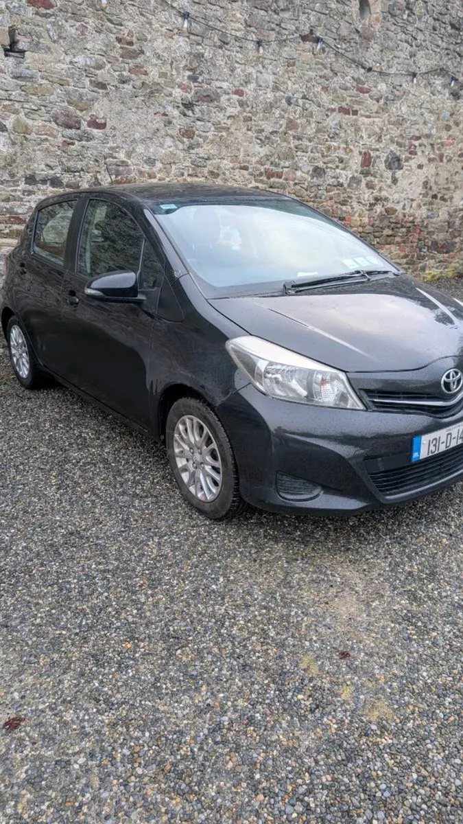 Toyota Yaris (black) - Image 1