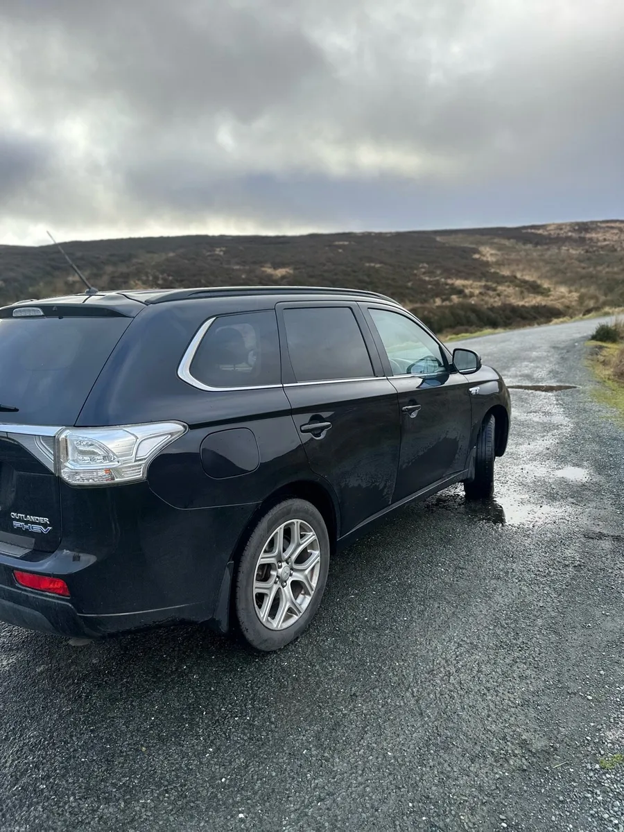 Outlander 2015 - PHEV - Low mileage - Image 2