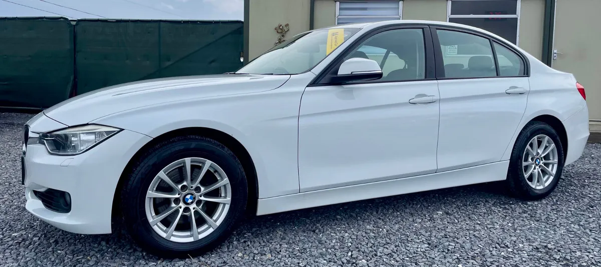 🔵 BMW 320i Petrol Automatic Low Km - Image 3