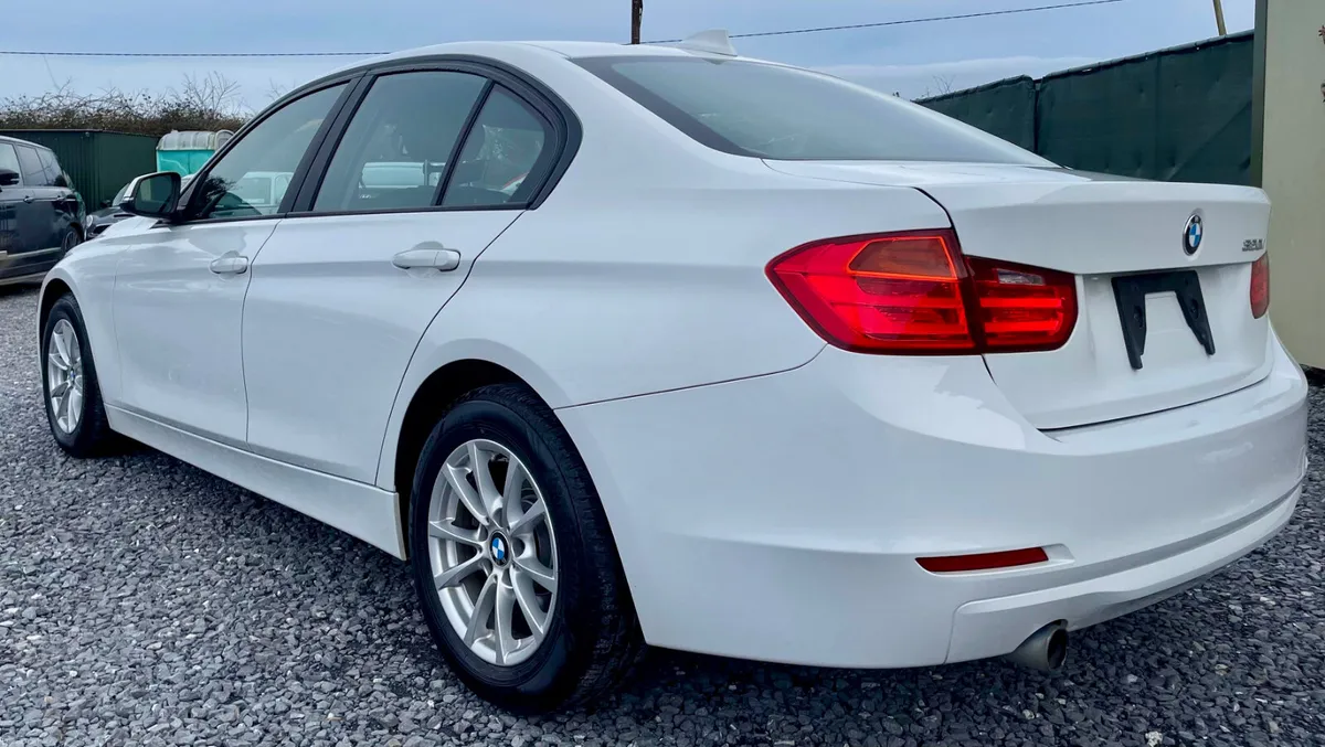 🔵 BMW 320i Petrol Automatic Low Km - Image 4