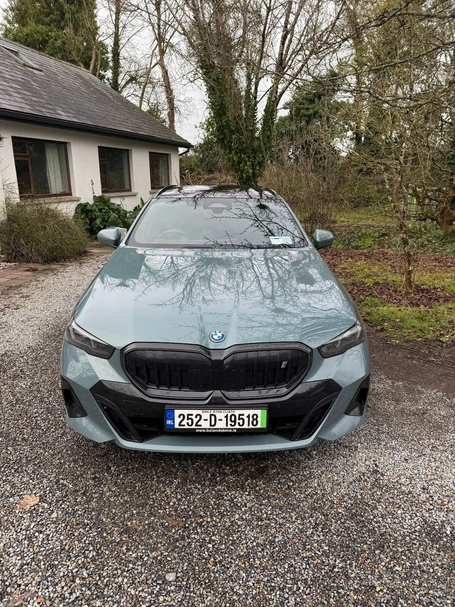 BMW i5 Touring 2025, M Sport Pro, Panoramic Roof - Image 1