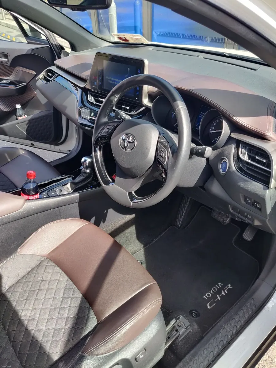 2019 (192) Toyota C-HR SOL Hybrid – 1 Owner – Full - Image 3