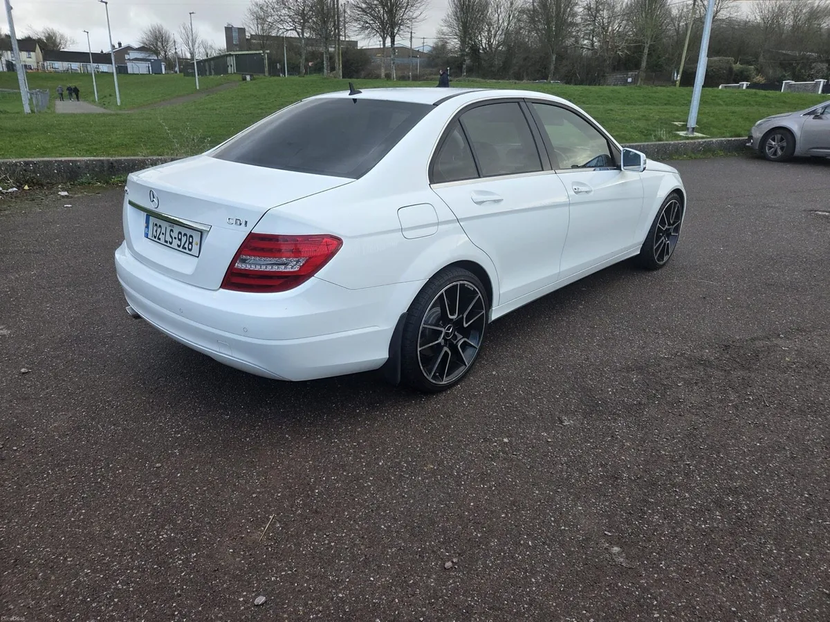 132 c220d Mercedes 180miles - Image 2