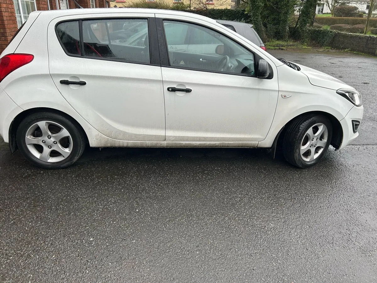 142 White Hyundai - Image 2