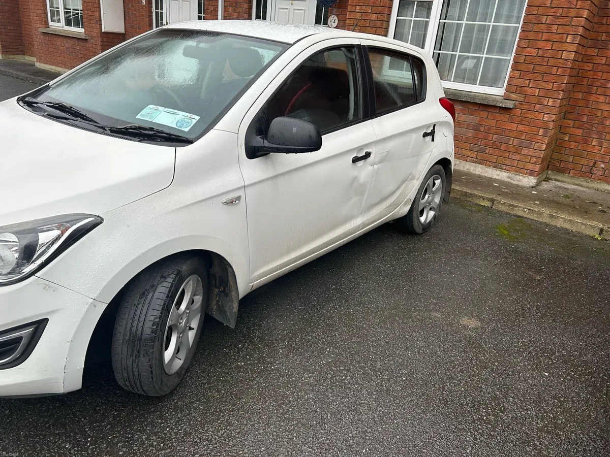 142 White Hyundai - Image 4