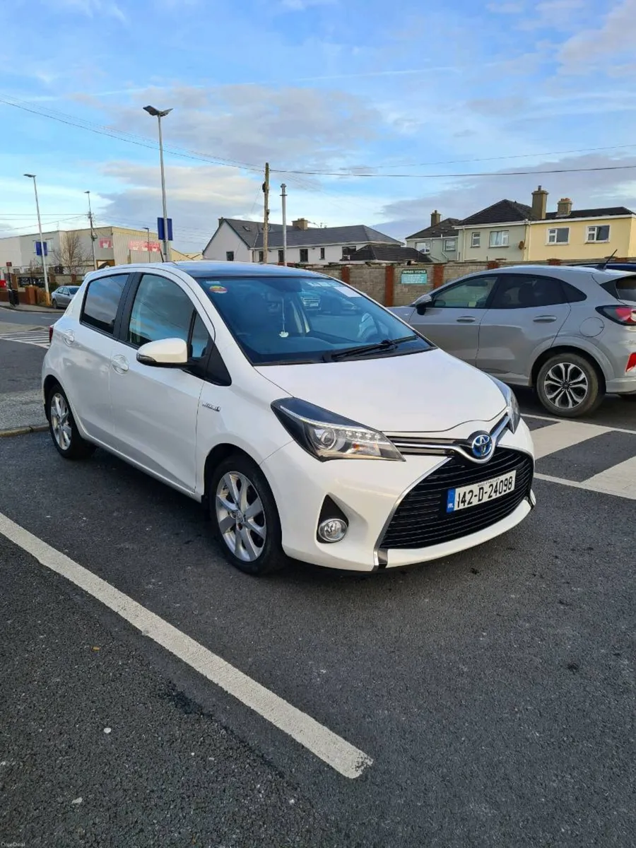 Toyota yaris hybrid luxury - Image 3