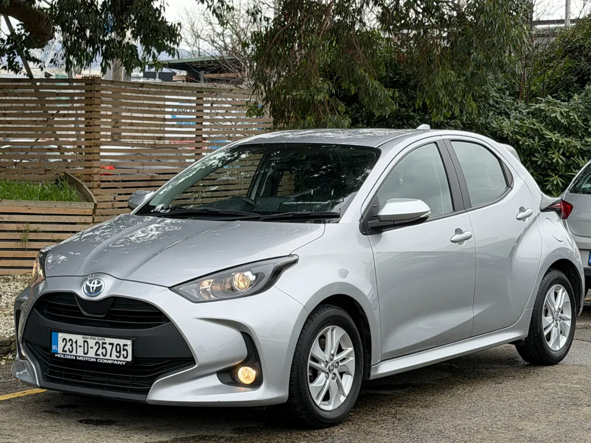 2023 Toyota Yaris..apple car play..rear camera - Image 1