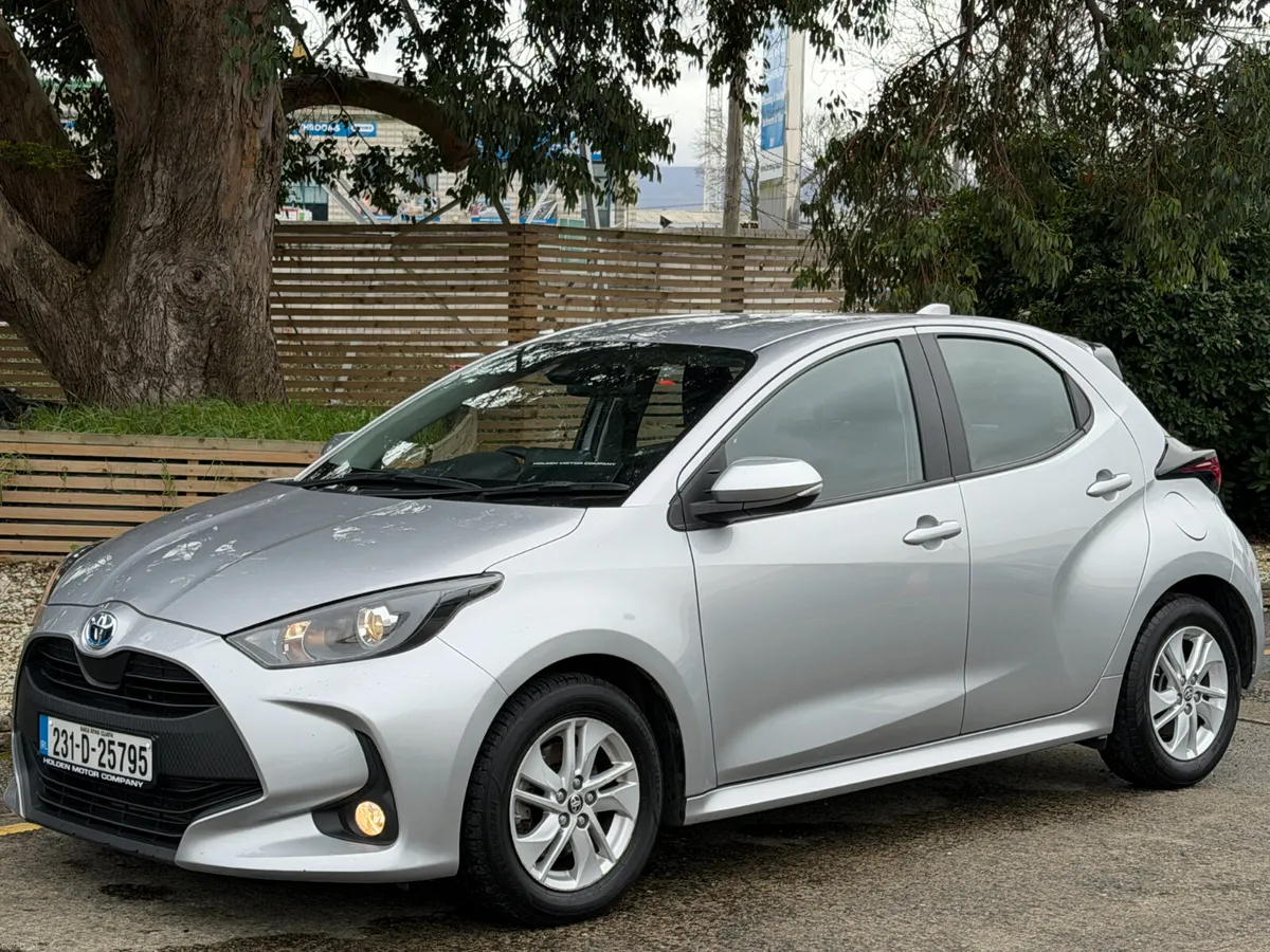 2023 Toyota Yaris..apple car play..rear camera - Image 3