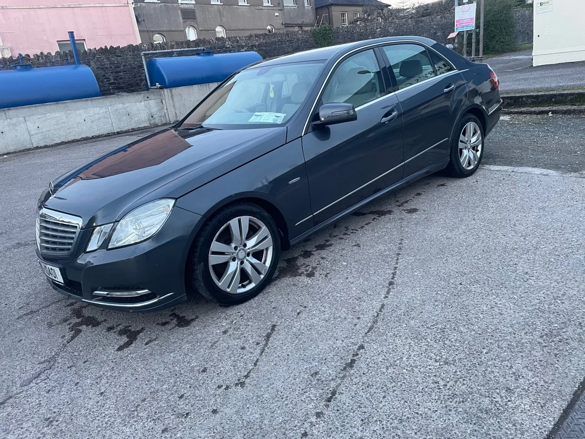 Mercedes-Benz E-Class 2012 E220 - Image 2