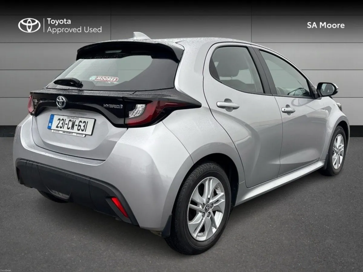 Toyota Yaris HYBRID LUNA - Image 2