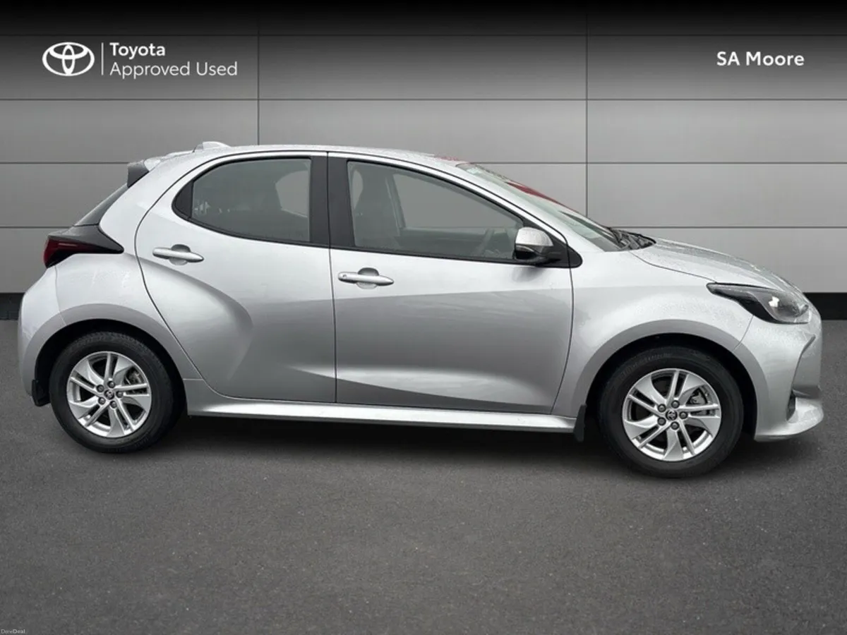 Toyota Yaris HYBRID LUNA - Image 3