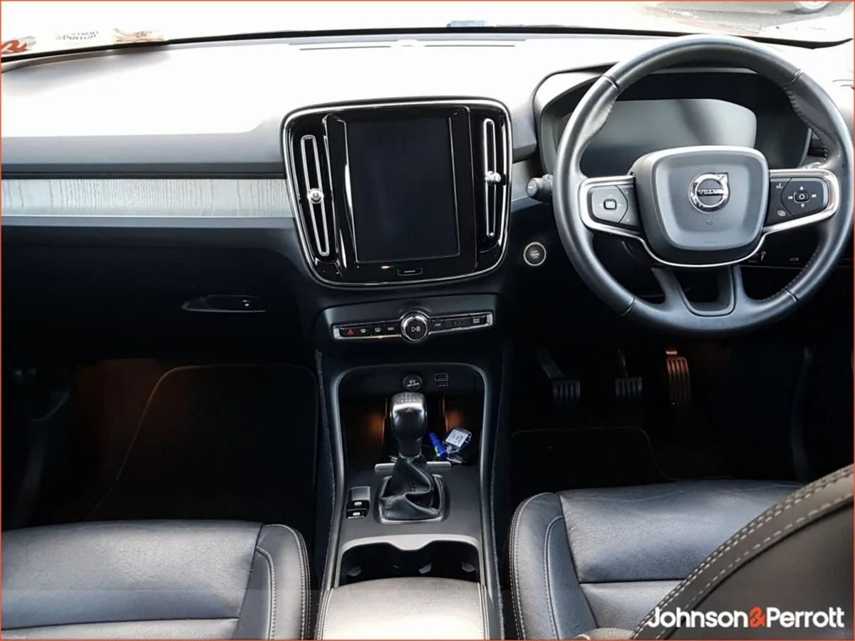 Volvo XC40 T3 163 bhp Inscription (Apple Carplay / - Image 2