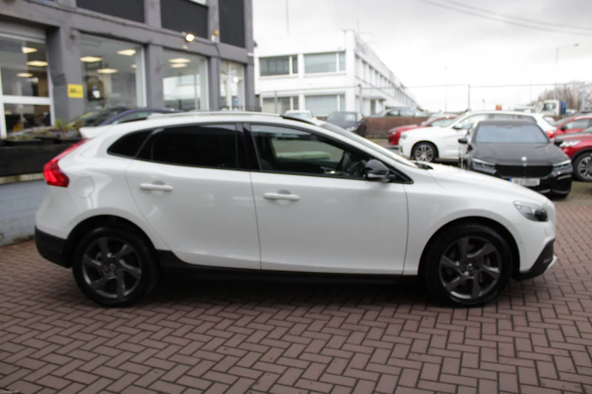 2.0D4 CROSSCOUNTRY 5DR HATCHBACK AUTO HUGE SPEC // - Image 3