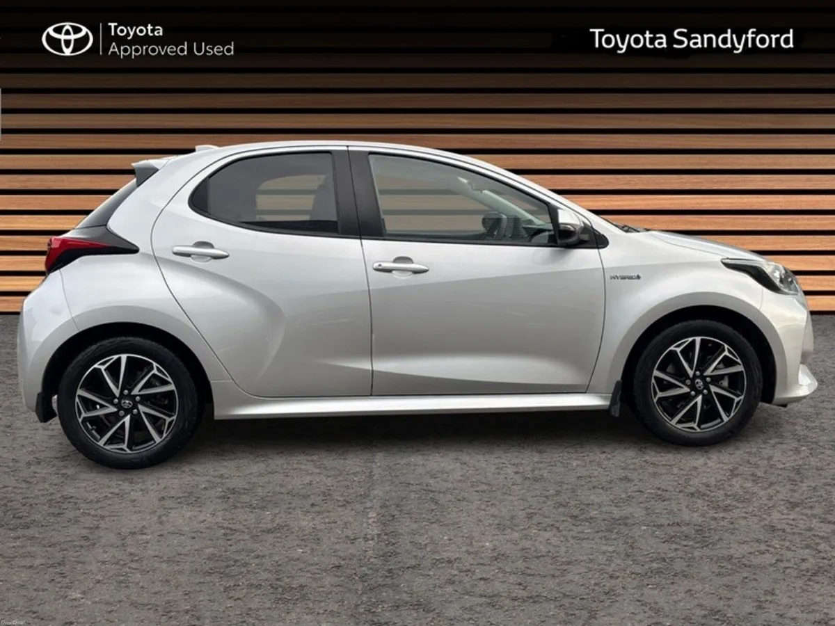 Toyota Yaris HYBRID LUNA SPORT // SMART ENTRY/SMAR - Image 3