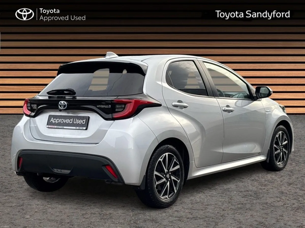 Toyota Yaris HYBRID LUNA SPORT // SMART ENTRY/SMAR - Image 2