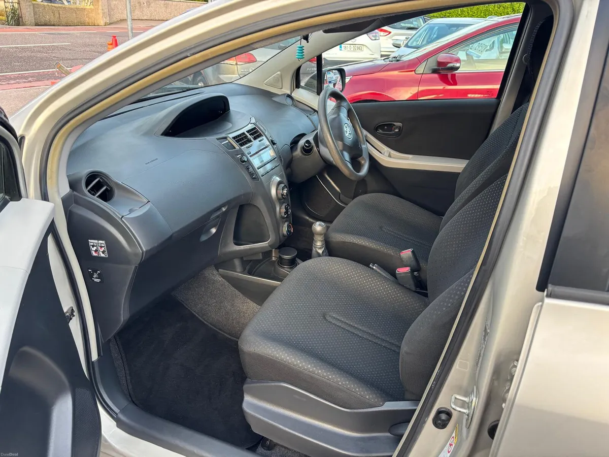 Toyota Yaris 2011  GREAT STARTER CAR - Image 4
