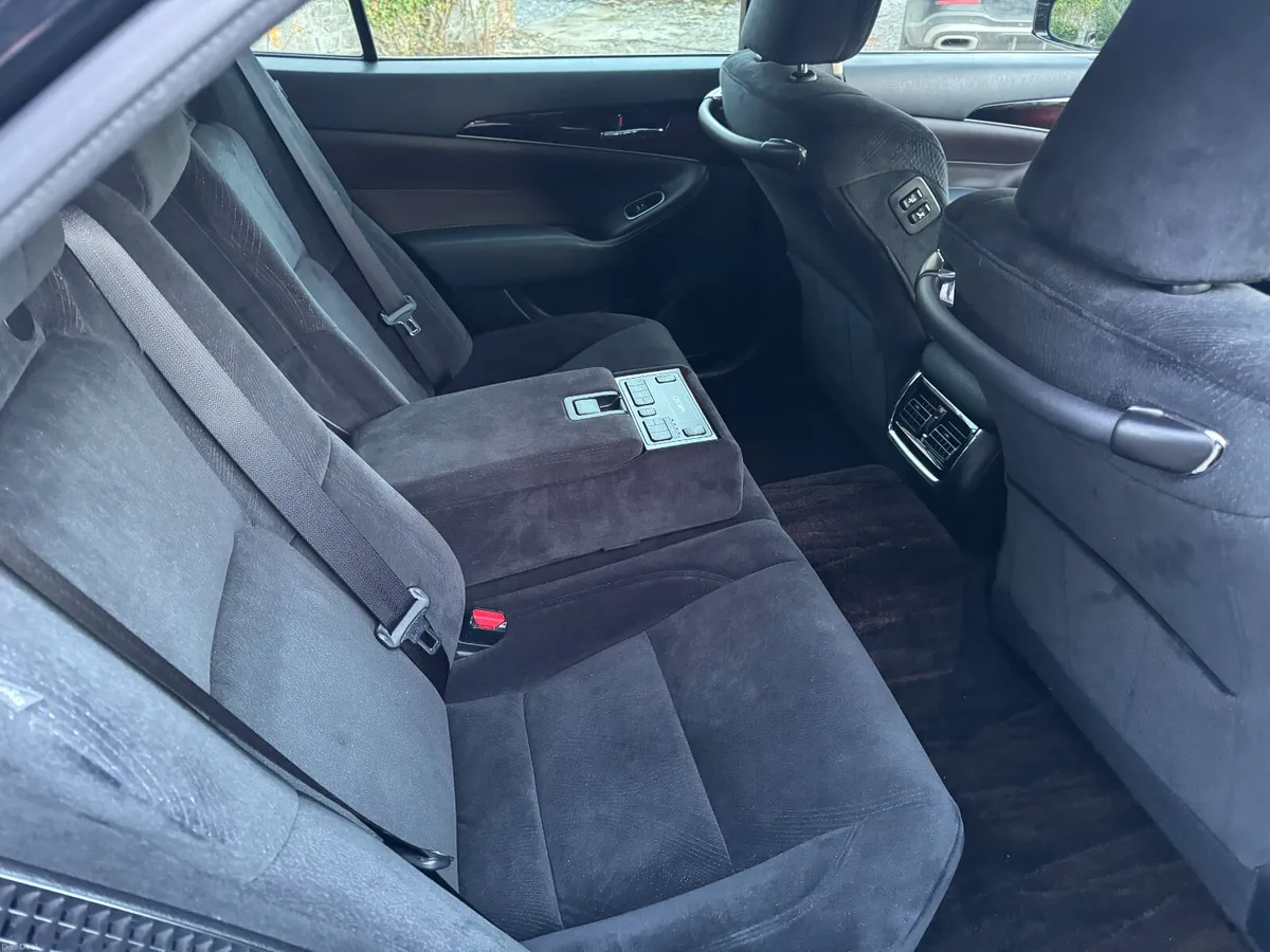 2016 Toyota Crown 2.5 Hybrid - Image 4