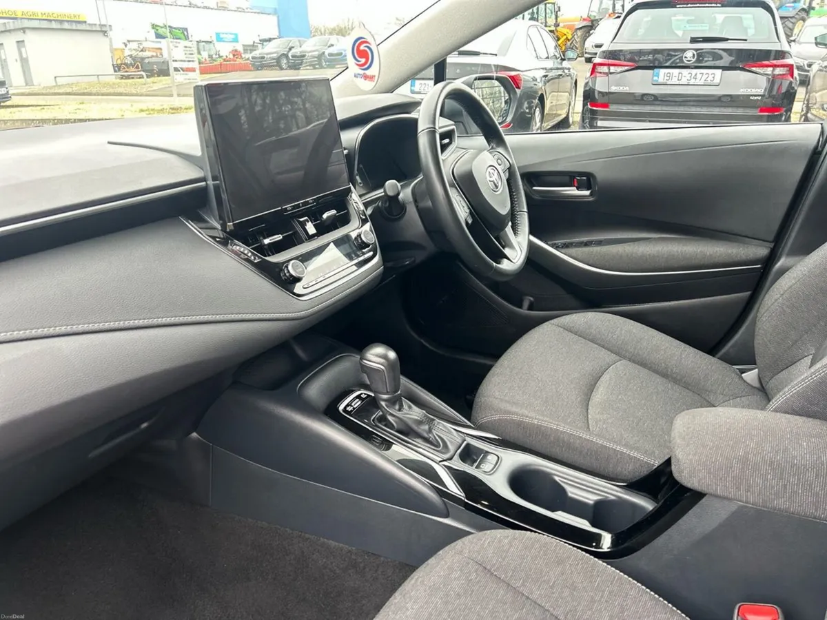 Toyota Corolla 1.8 Hybrid Luna Saloon - Image 3