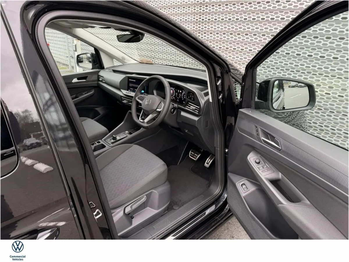 Volkswagen Caddy Maxi Life DARK LABEL 1.5L PHEV 11 - Image 2