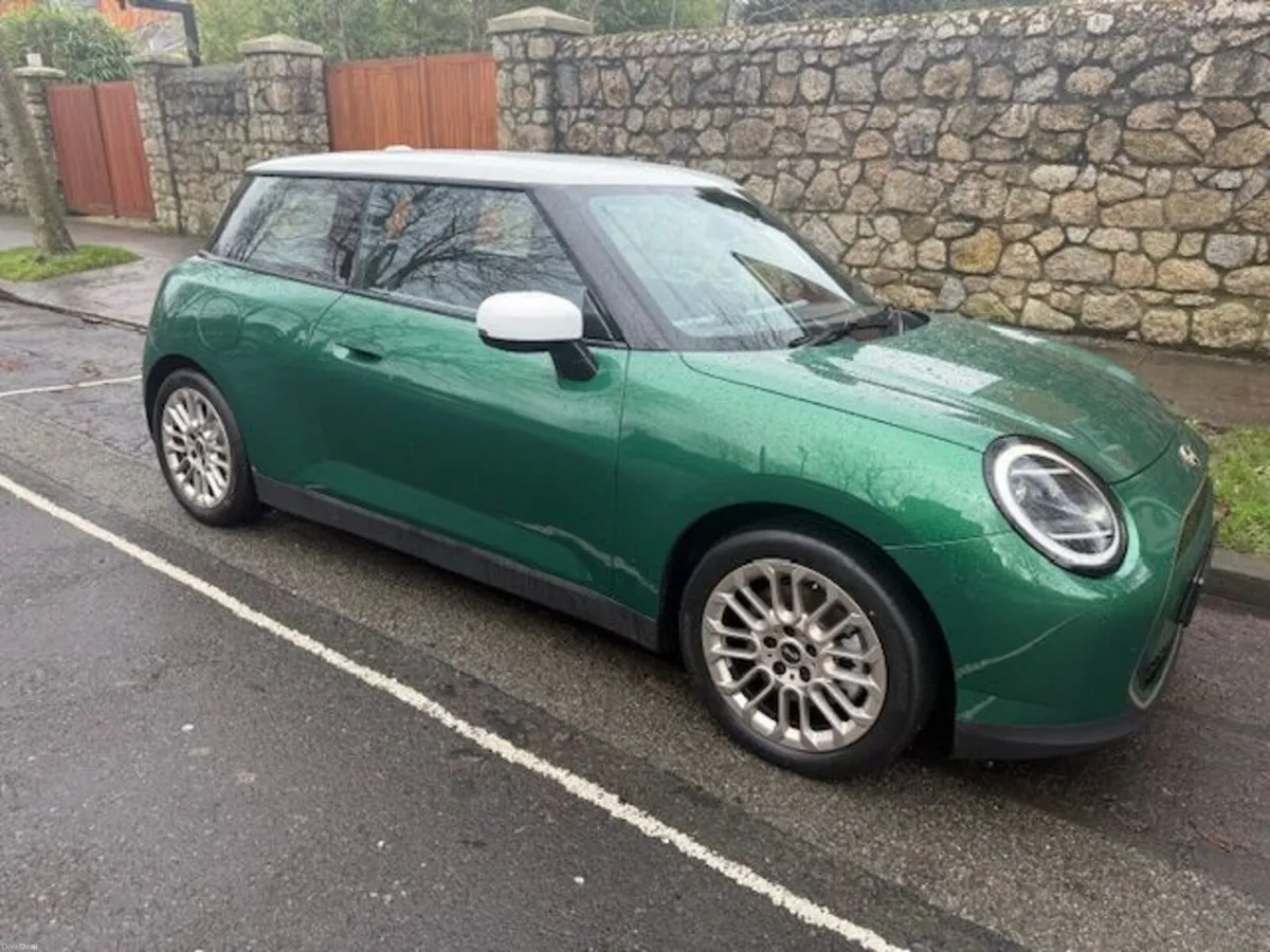 Mini Cooper 2025 - Image 1