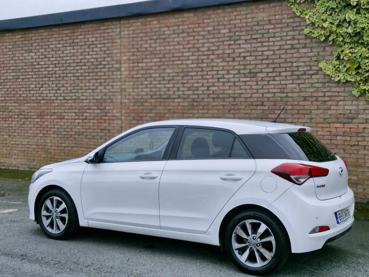 Hyundai i20 DELUXE - Image 2
